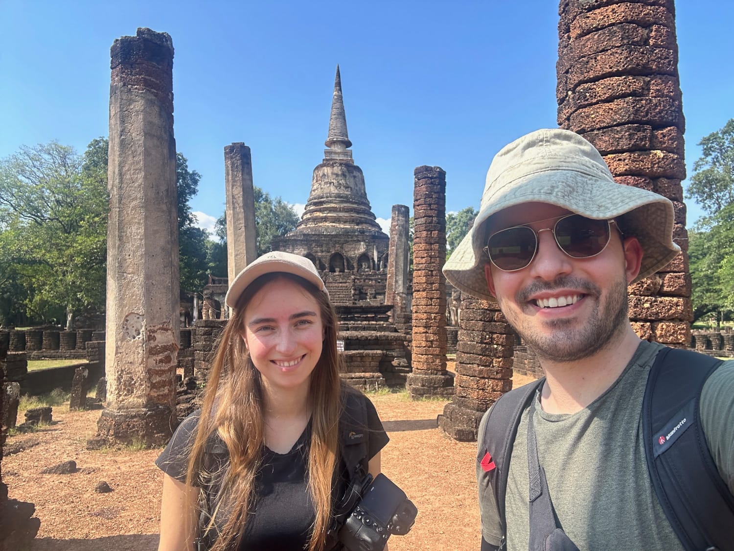 si satchanalai thailand (9) Vanessa Mosch und Nils Alexander Kemna im Geschichtspark Si Satchanalai