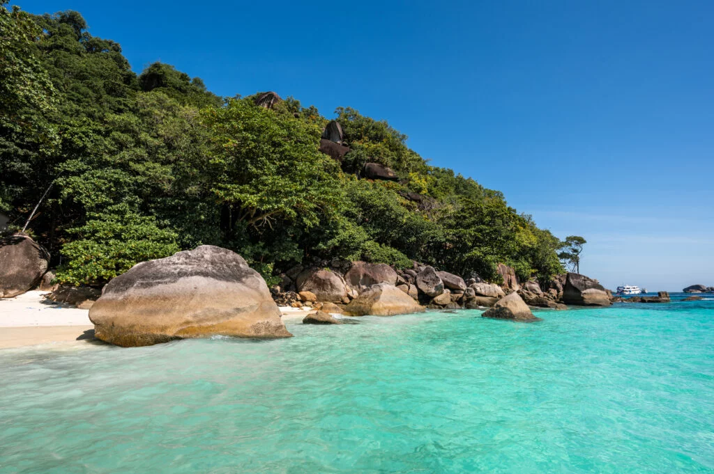 Türkises Wasser, runde Felsen und weißer Sand sind typisch für die Similans