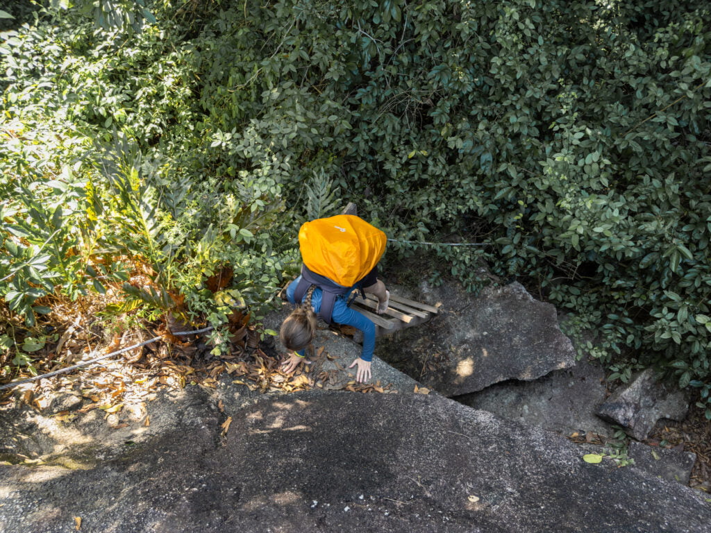 Vanessa auf einer Leiter am Lan Ka Luang Viewpoint