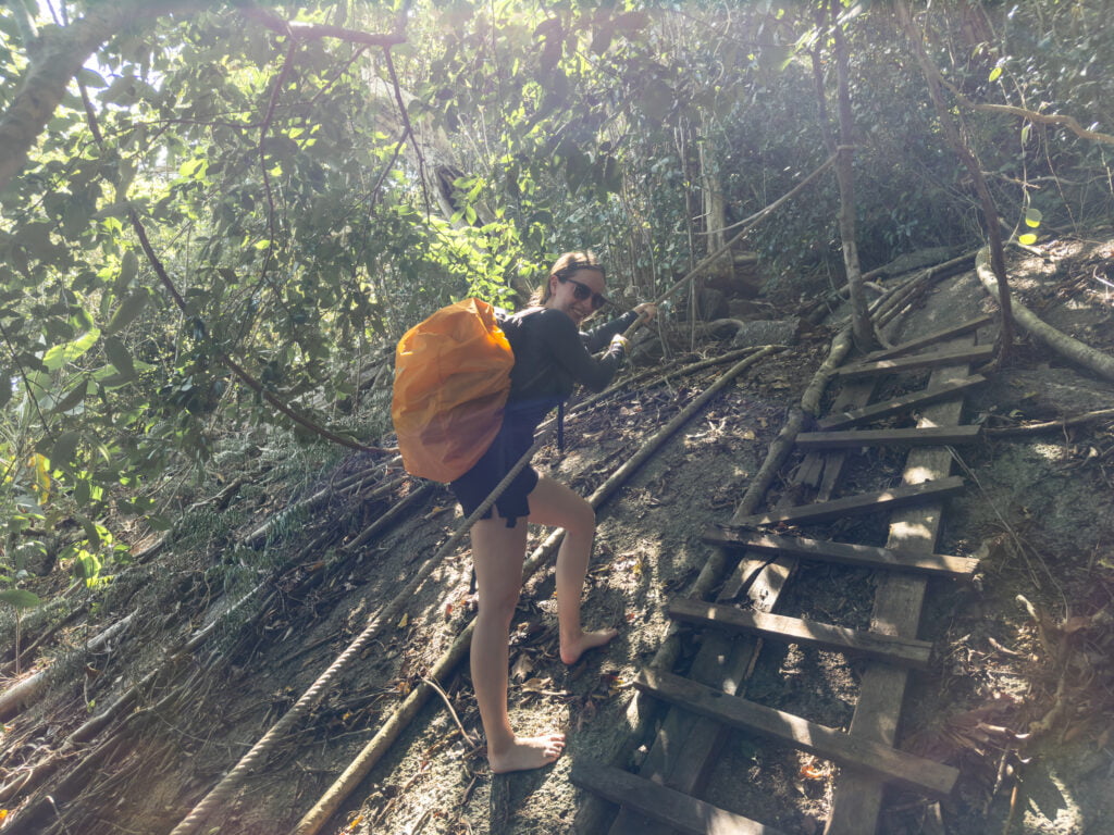 Vanessa auf dem Weg zum Lan Ka Luang Viewpoint