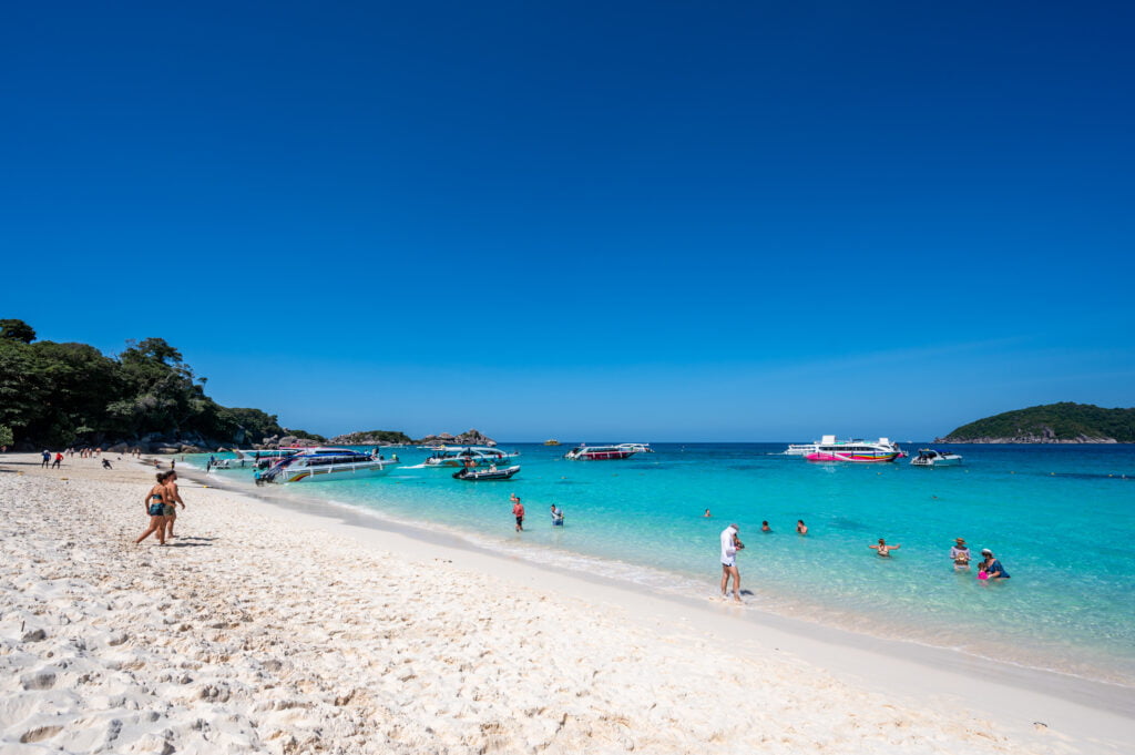 Touristen und Schnellboote in der Princess Bay auf Koh Miang