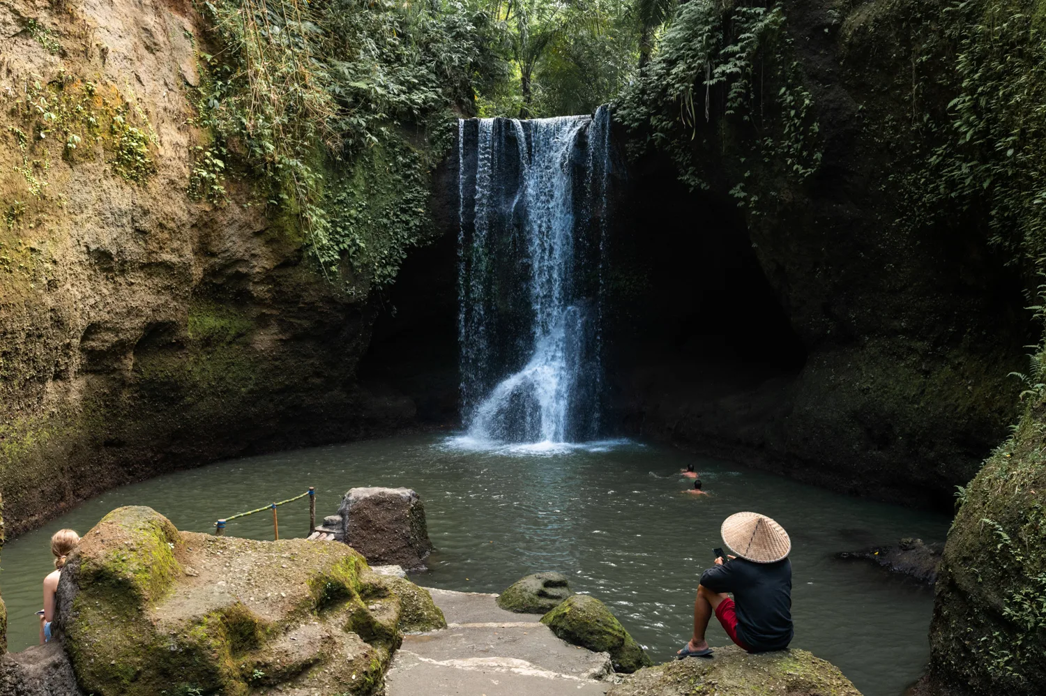 bambusfloß am suwat waterfall auf bali