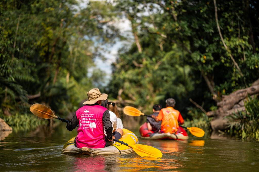 Kajaks auf einer Tour durch den Little Amazon