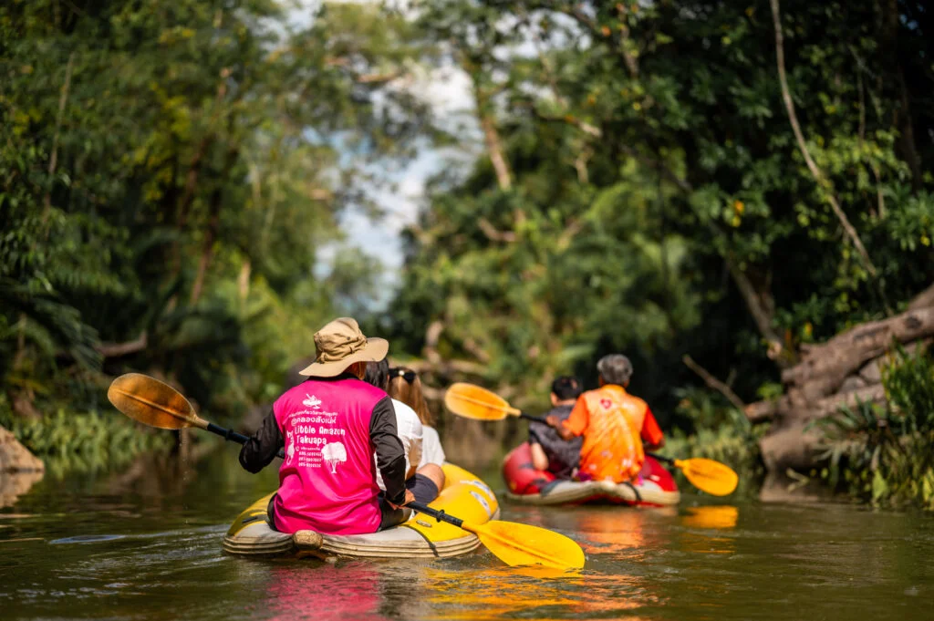 Kajaks auf einer Tour durch den Little Amazon