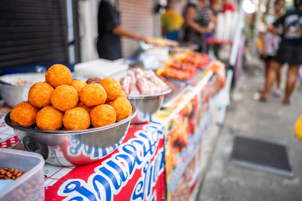 Händler verkaufen sehr viele Speisen entlang der Walking Street