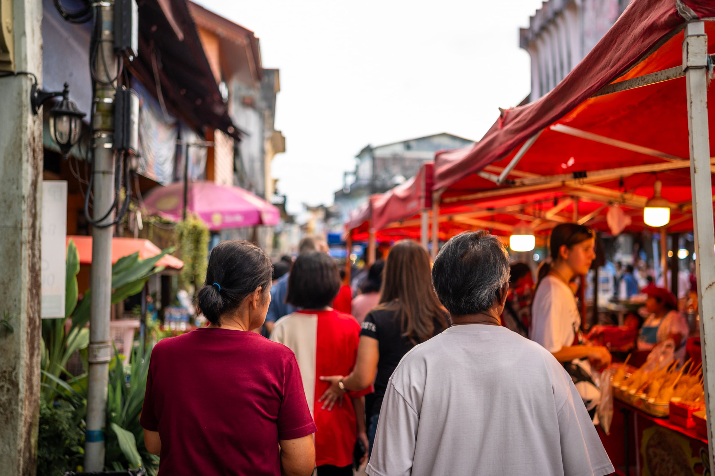 Viele Besucher auf dem Sonntagsmarkt Takua Pa Culture Street