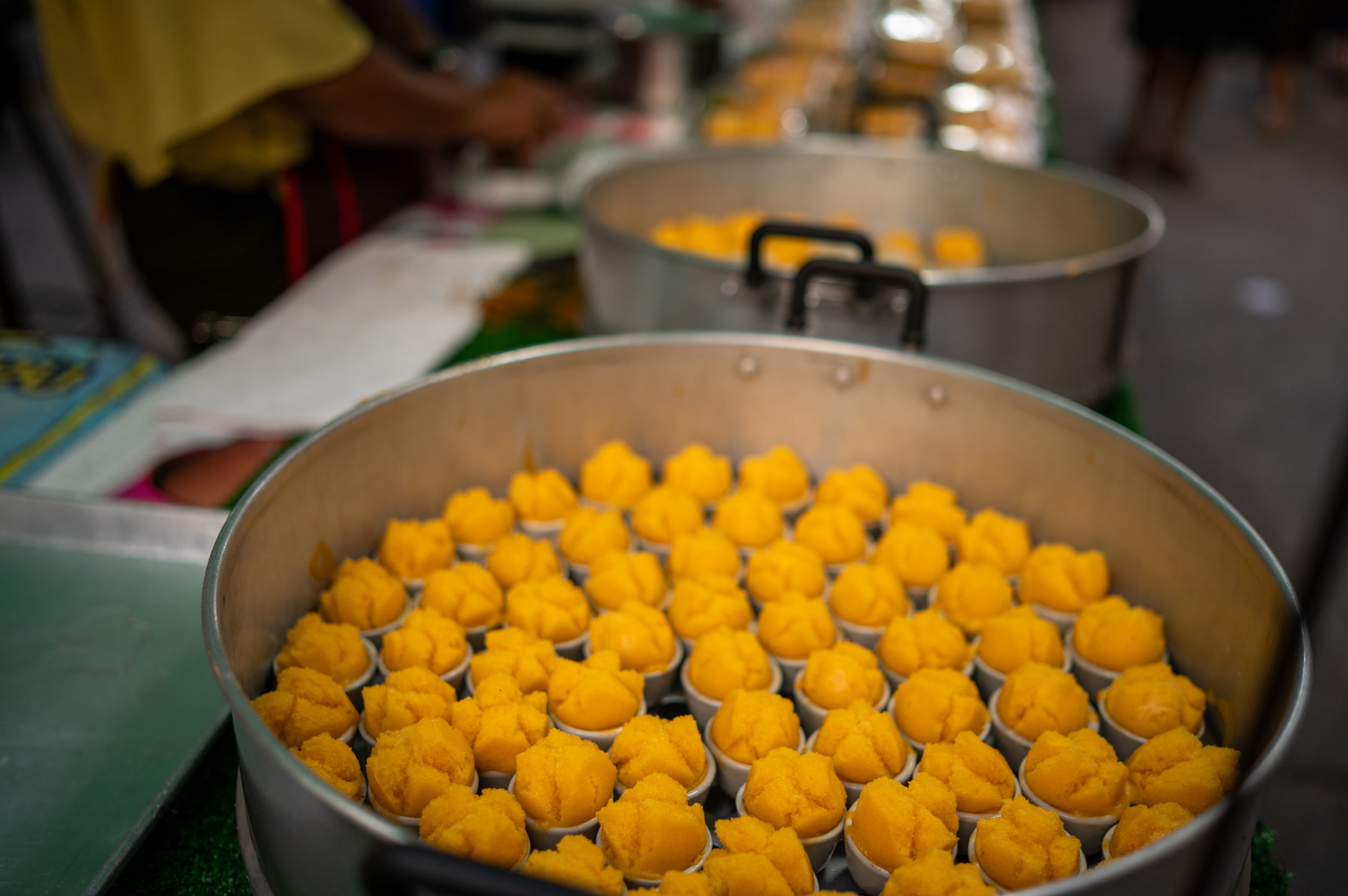 Streetfood auf dem Larn Loang Market in Takua Pa