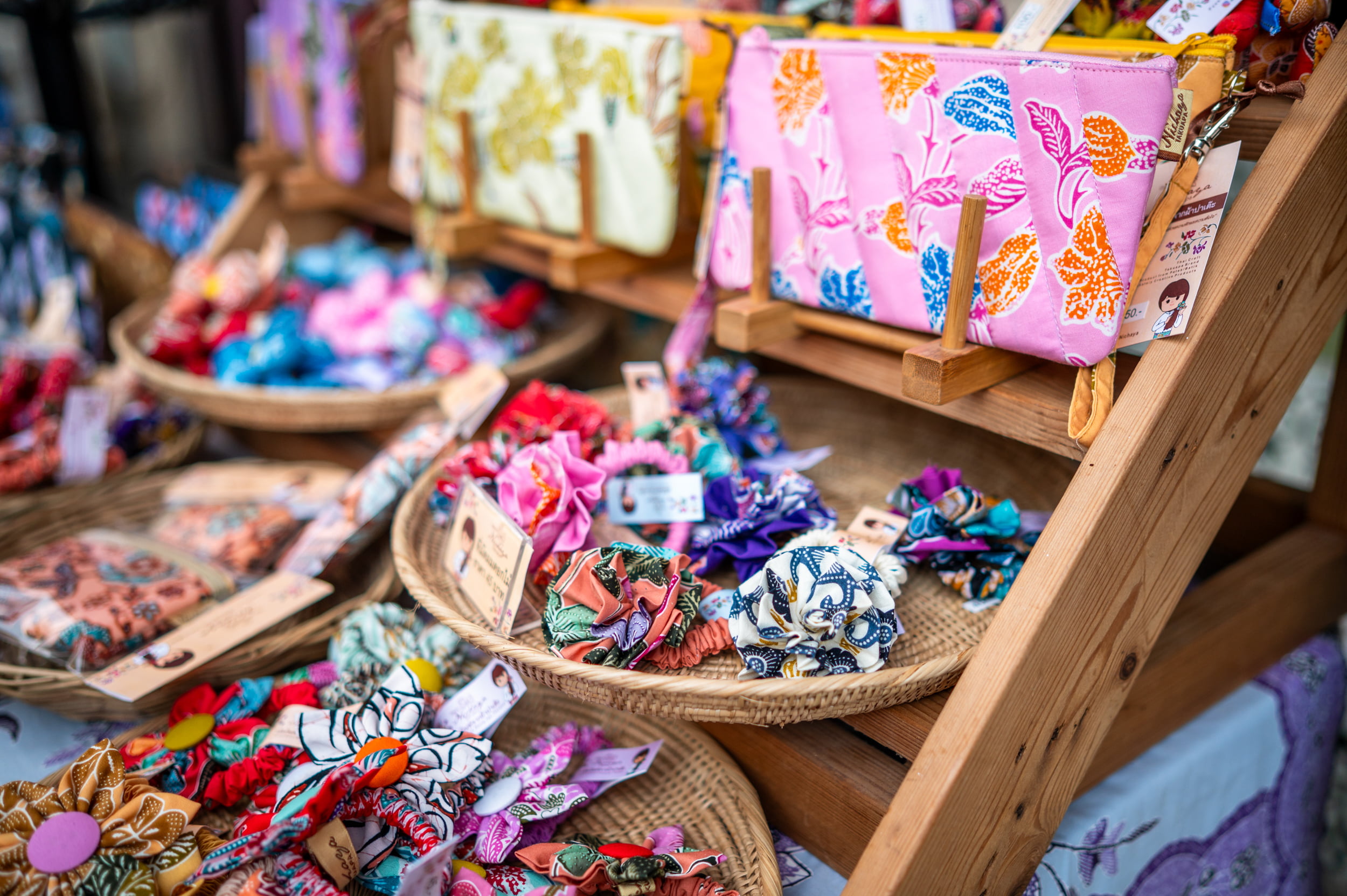 Souvenirs bei Nichaya in Takua Pa entlang des Sonntagsmarktes
