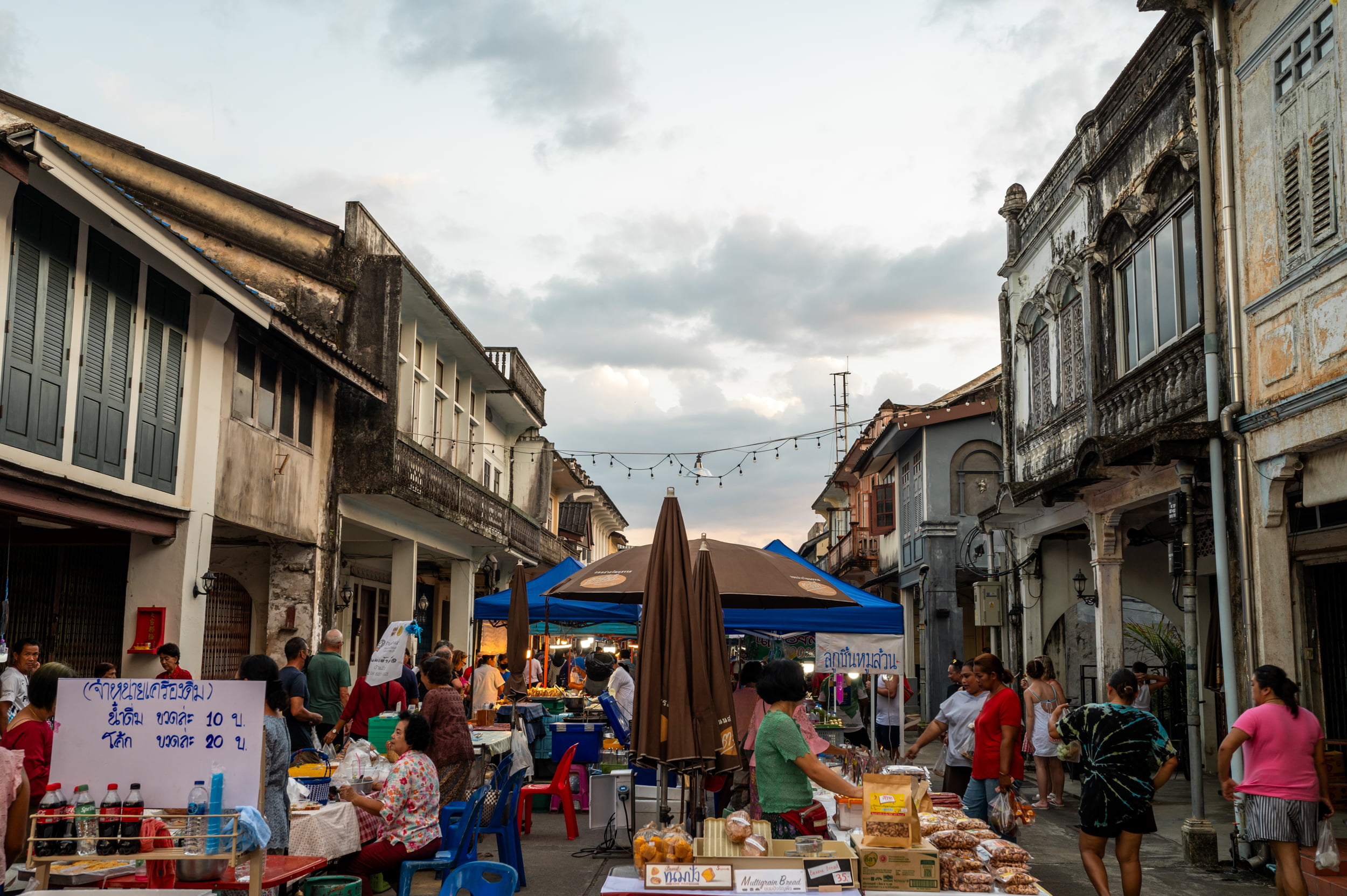 Blick entlang der Walking Street Takua Pa Culture Street am Sonntag