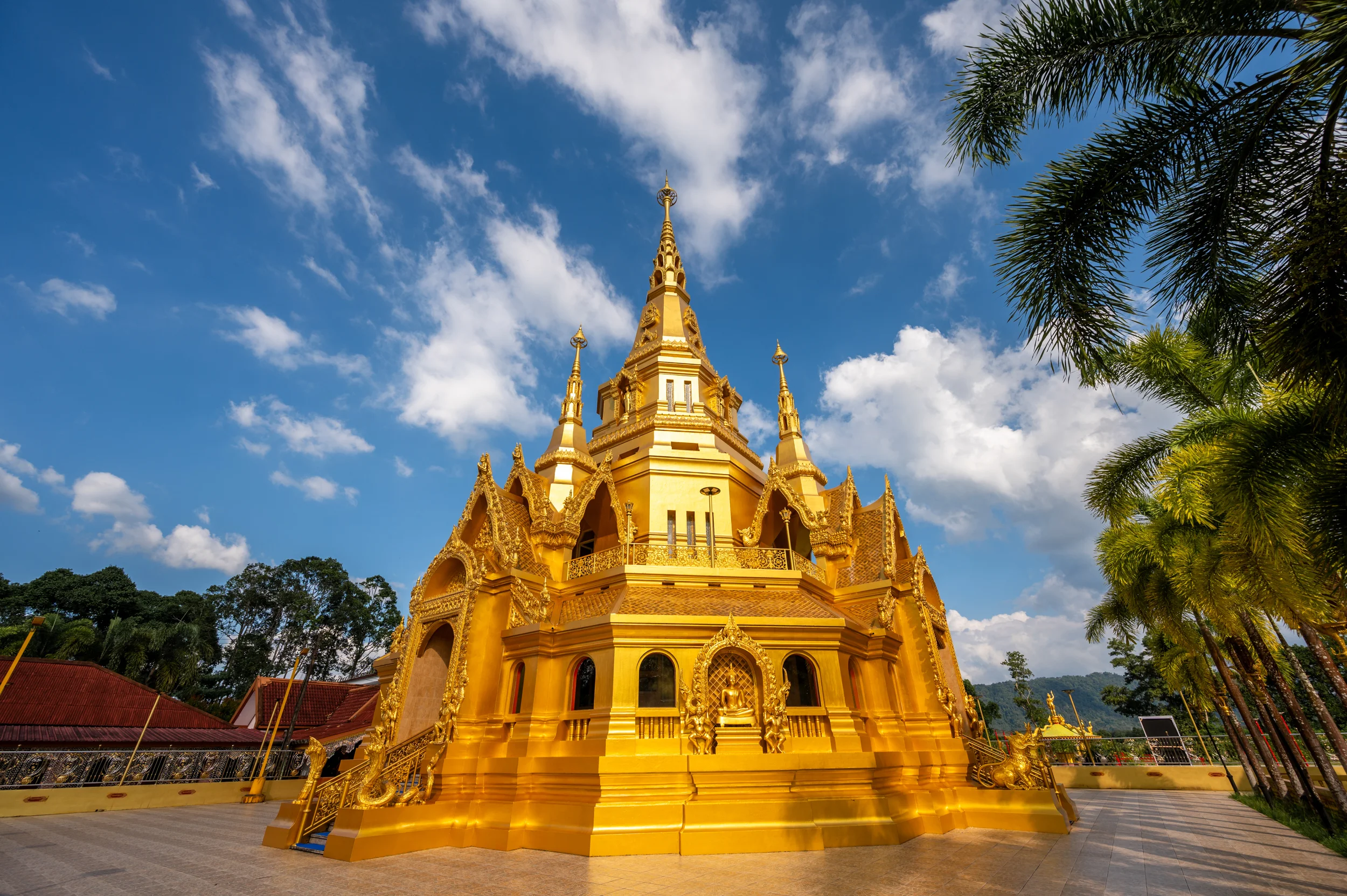 Goldener Chedi im Wat Konkapimukha in Takua Pa