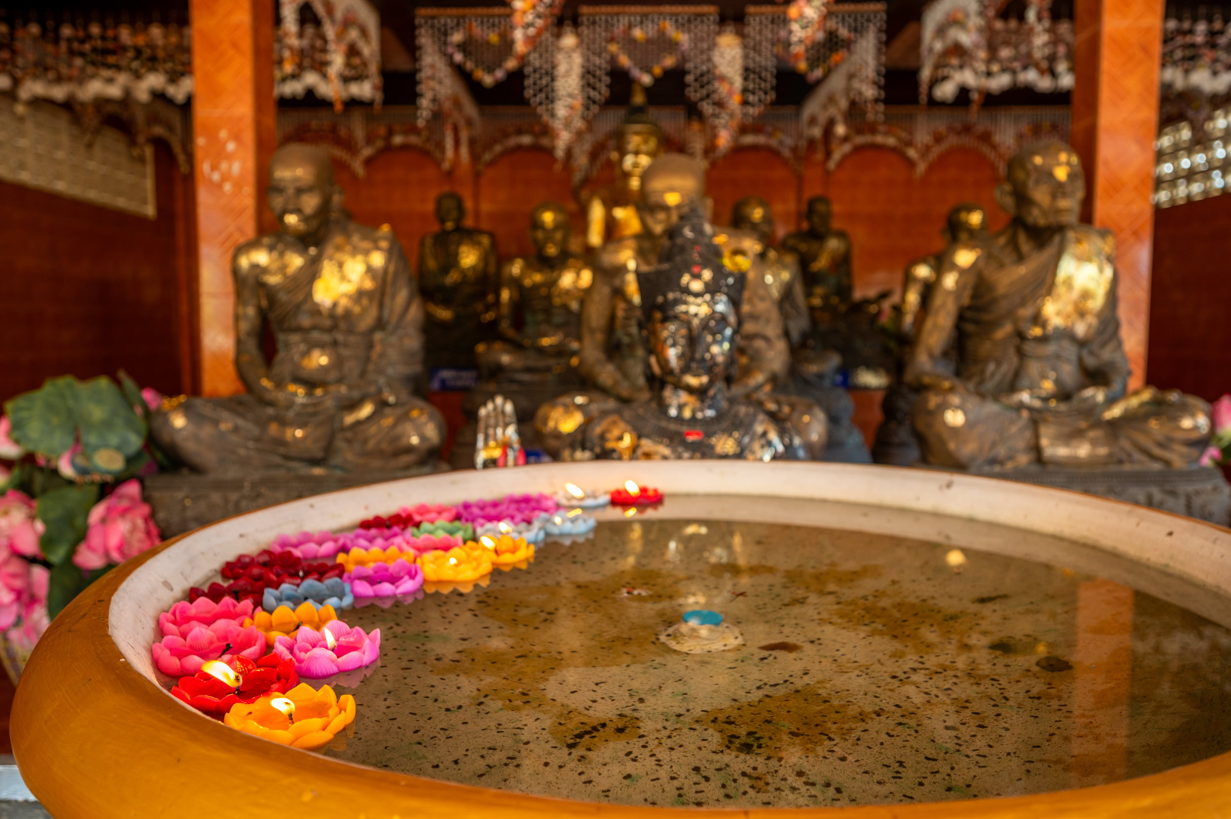 Buddhafiguren im Kloster Ban Dok Daeng entlang der Fahrt von Khao Lak nach Takua Pa
