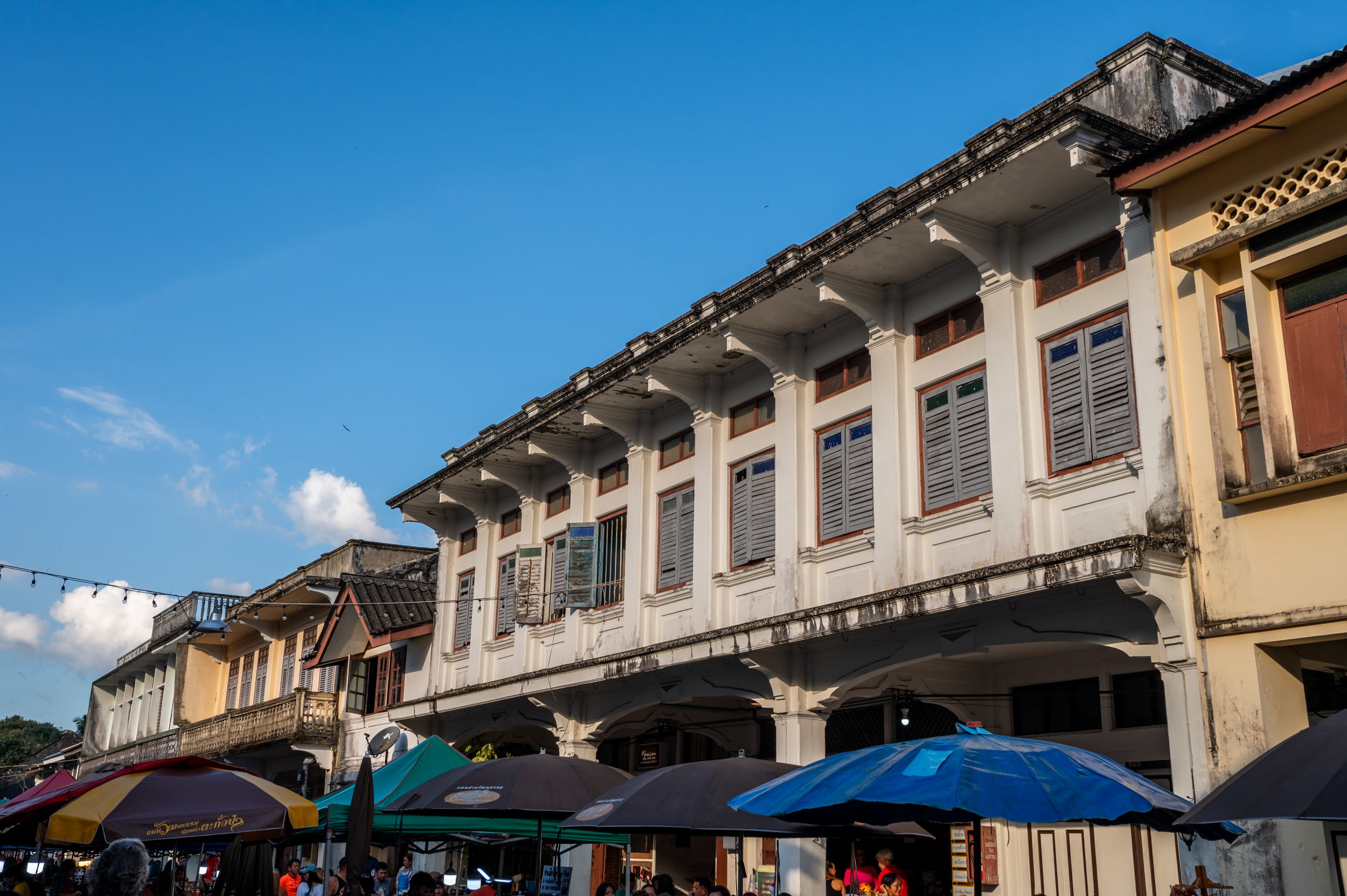 Fassaden im sino-portugiesischen Stil entlang der Walking Street am Sonntag in Takua Pa