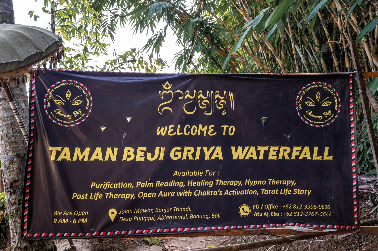 eingang des taman beji griya waterfalls auf bali