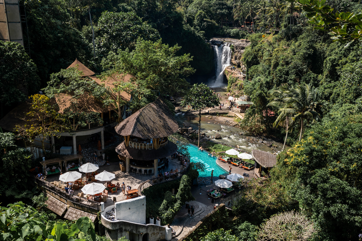 tegenungan waterfall (1) ausblick auf den day club am tegenungan waterfall auf bali