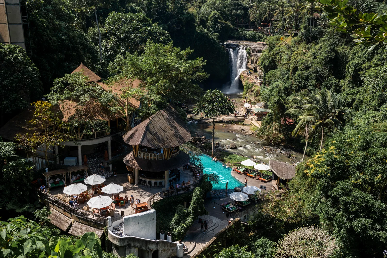 ausblick auf den day club am tegenungan waterfall auf bali