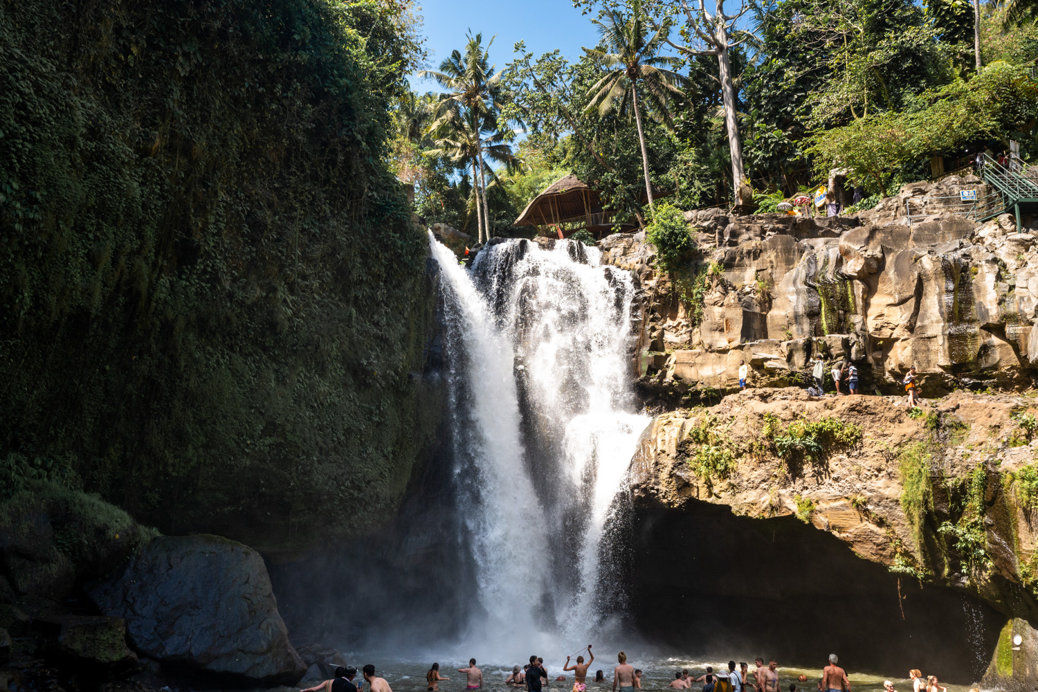 tegenungan waterfall (2) tegenungan waterfall ubud mit vielen touristen