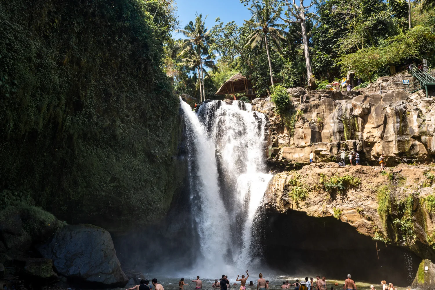 tegenungan waterfall ubud mit vielen touristen