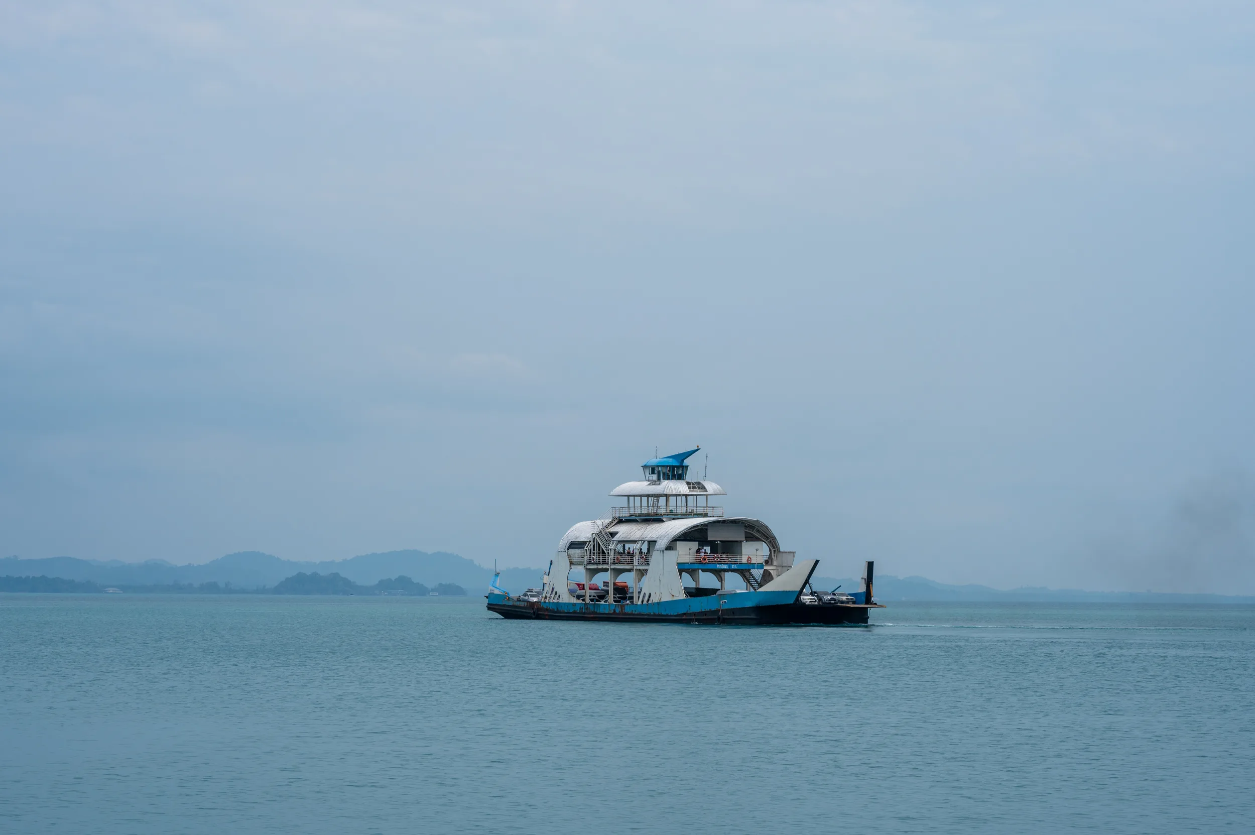 thailand juli (1) Die Fähre nach Koh Chang vor dicht bewölktem Himmel vor einem sehr starken Schauer