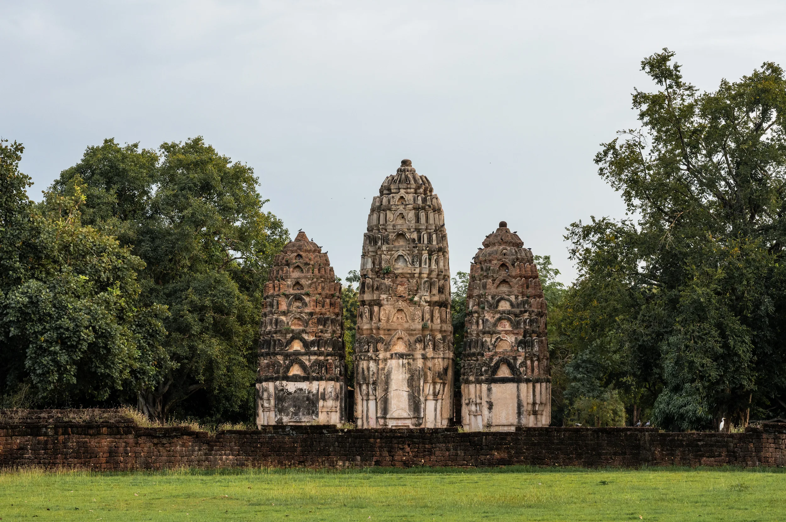 thailand juli (4) Dichte Wolken nach einem starken Schauer über dem historischen Park in Sukhothai