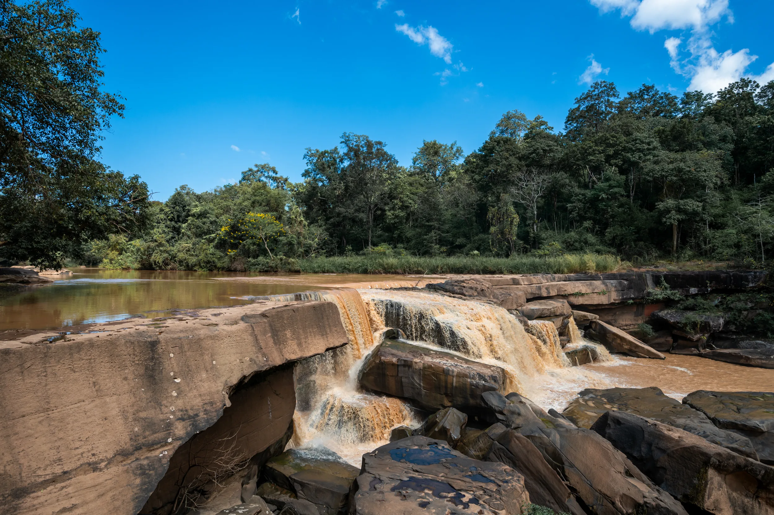 thailand juli (5) Wasserfall mit großen Wassermengen während der Regenzeit in der Provinz Phitsanulok