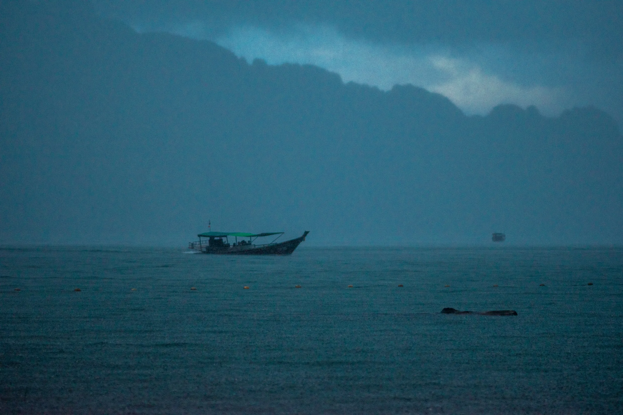 Starker Regen auf dem Cheow Lan Lake in Südthailand