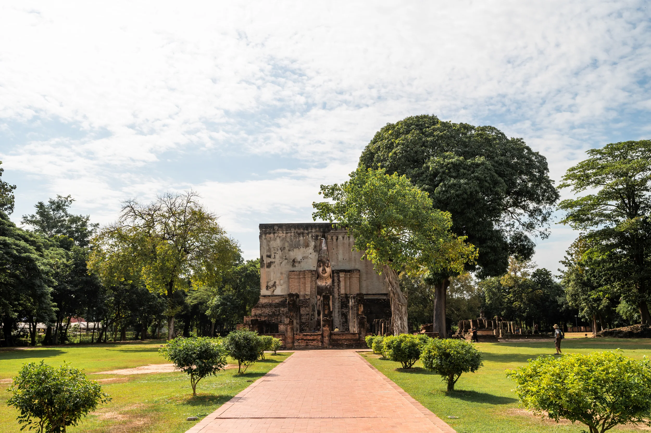 Wechselnde Bewölkung über dem Wat Si Chum in Sukhothai