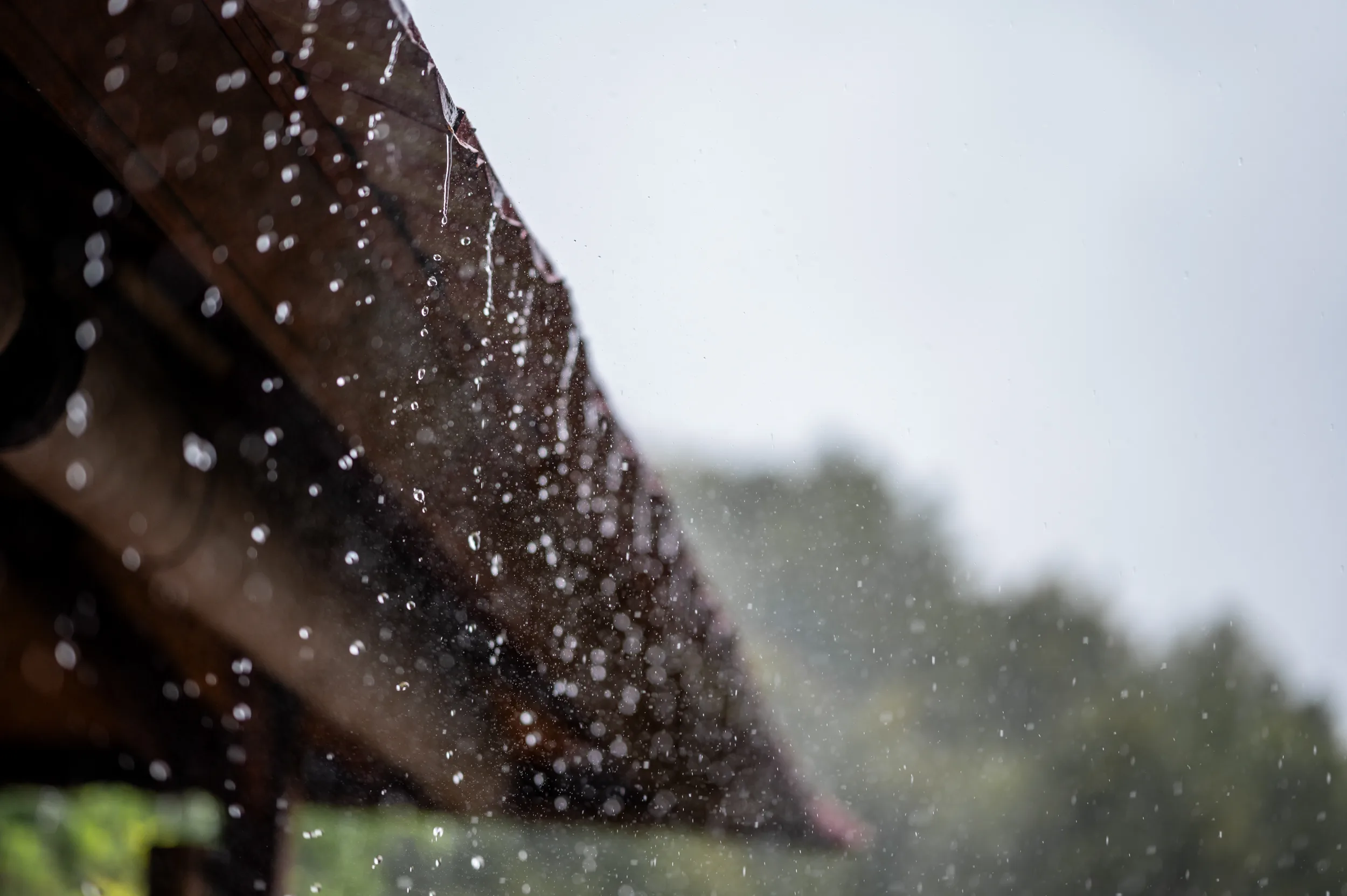 Starker Regen prasselt von einem Dach auf Koh Kood