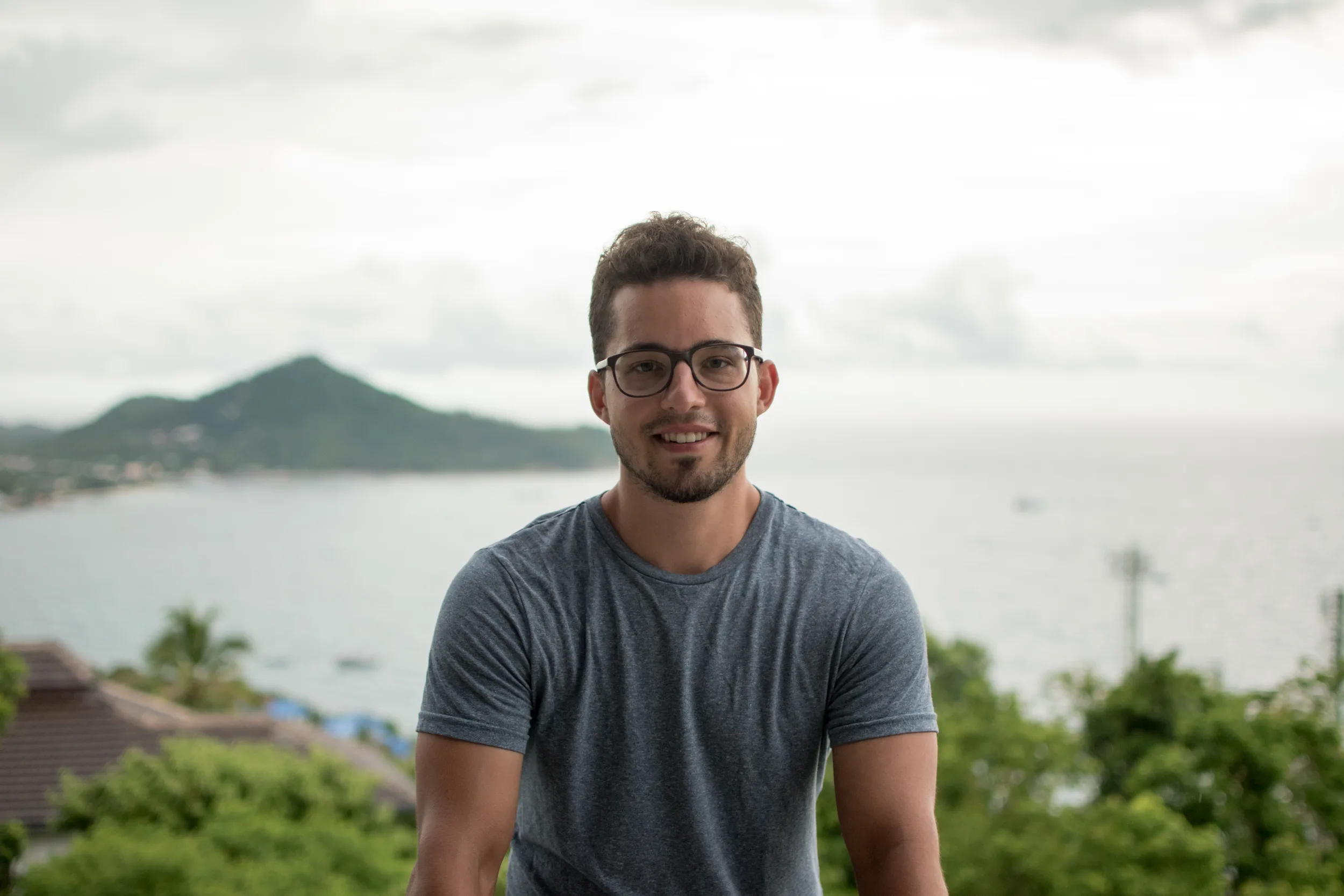 Alex in unserem Bungalow an einem verregneten Tag auf Koh Tao im Oktober