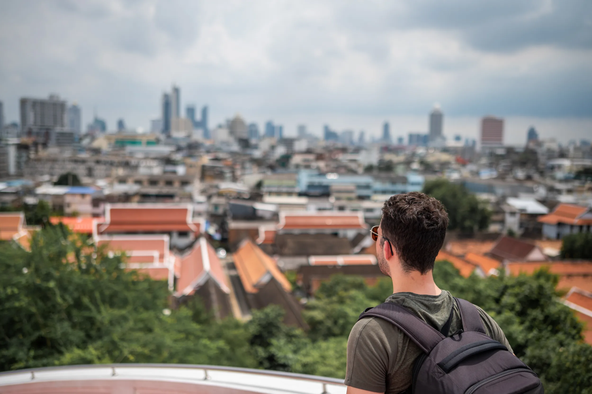 Alex blickt vom Wat Saket auf dichte Wolken über Bangkok im Oktober