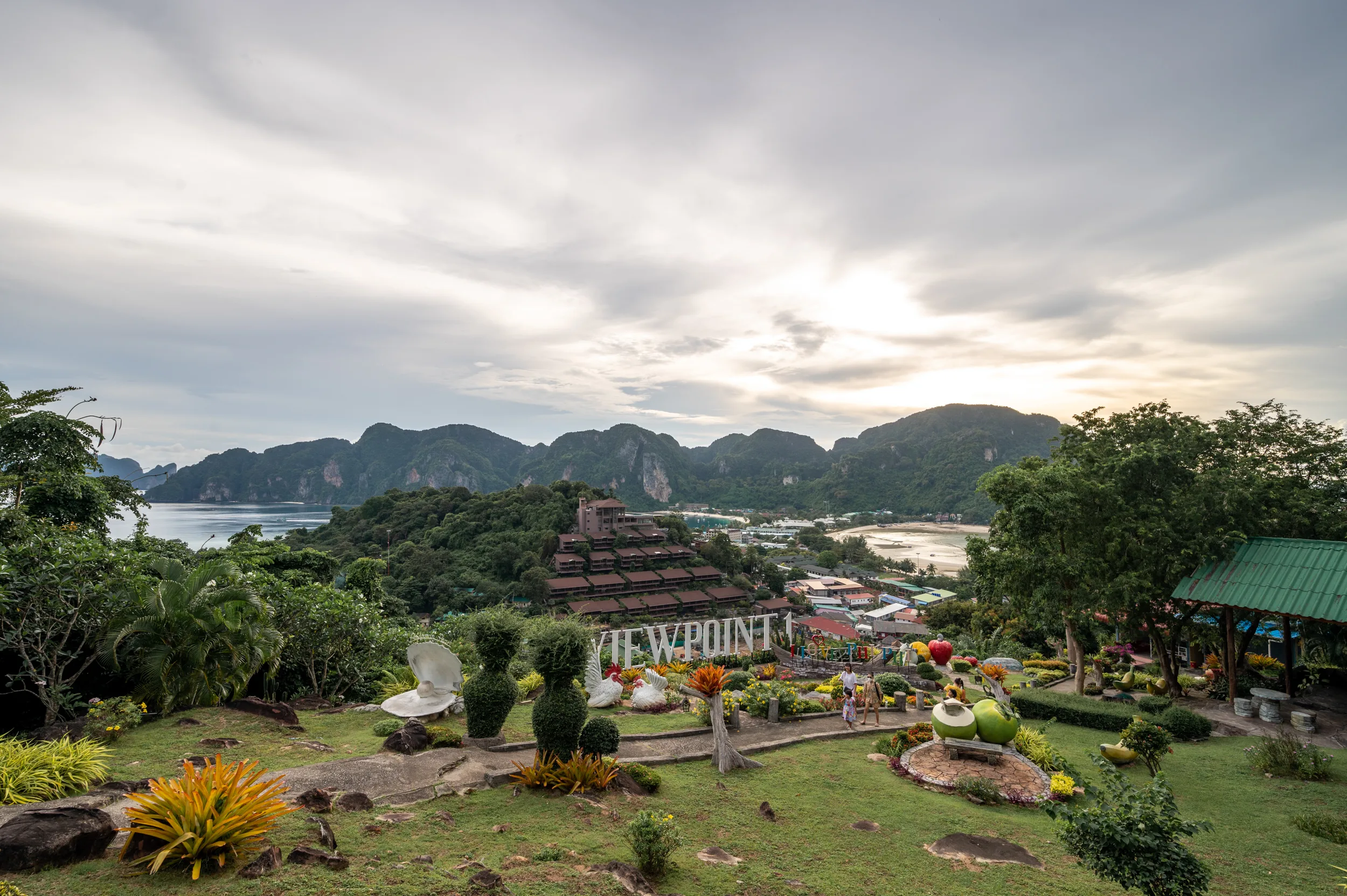 Dichte Wolken über Koh Phi Phi im Oktober