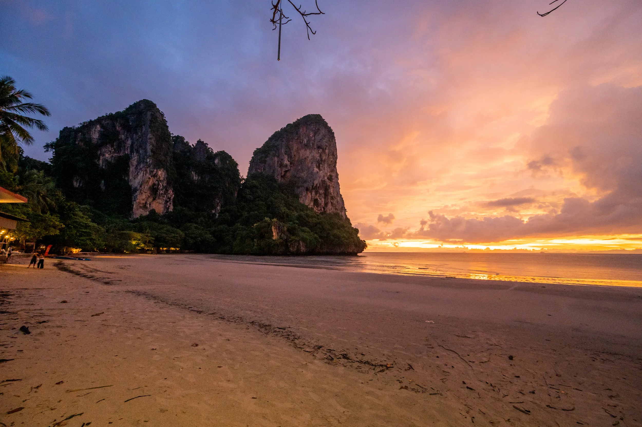Sonnenuntergang nach einem starken Regenschauer am Railay Beach