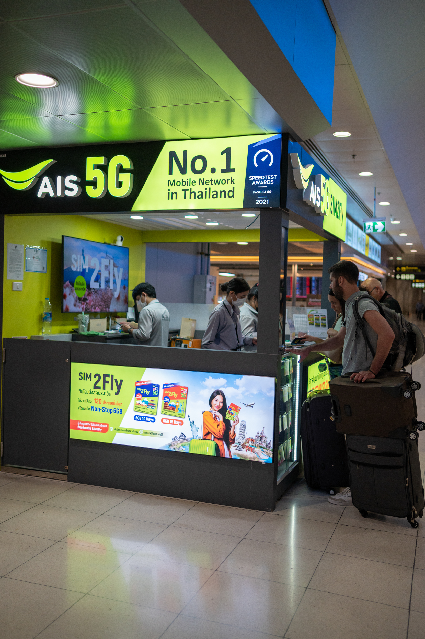 thailand sim karte-1 verkaufsstand von ais bietet touristen sim karten an