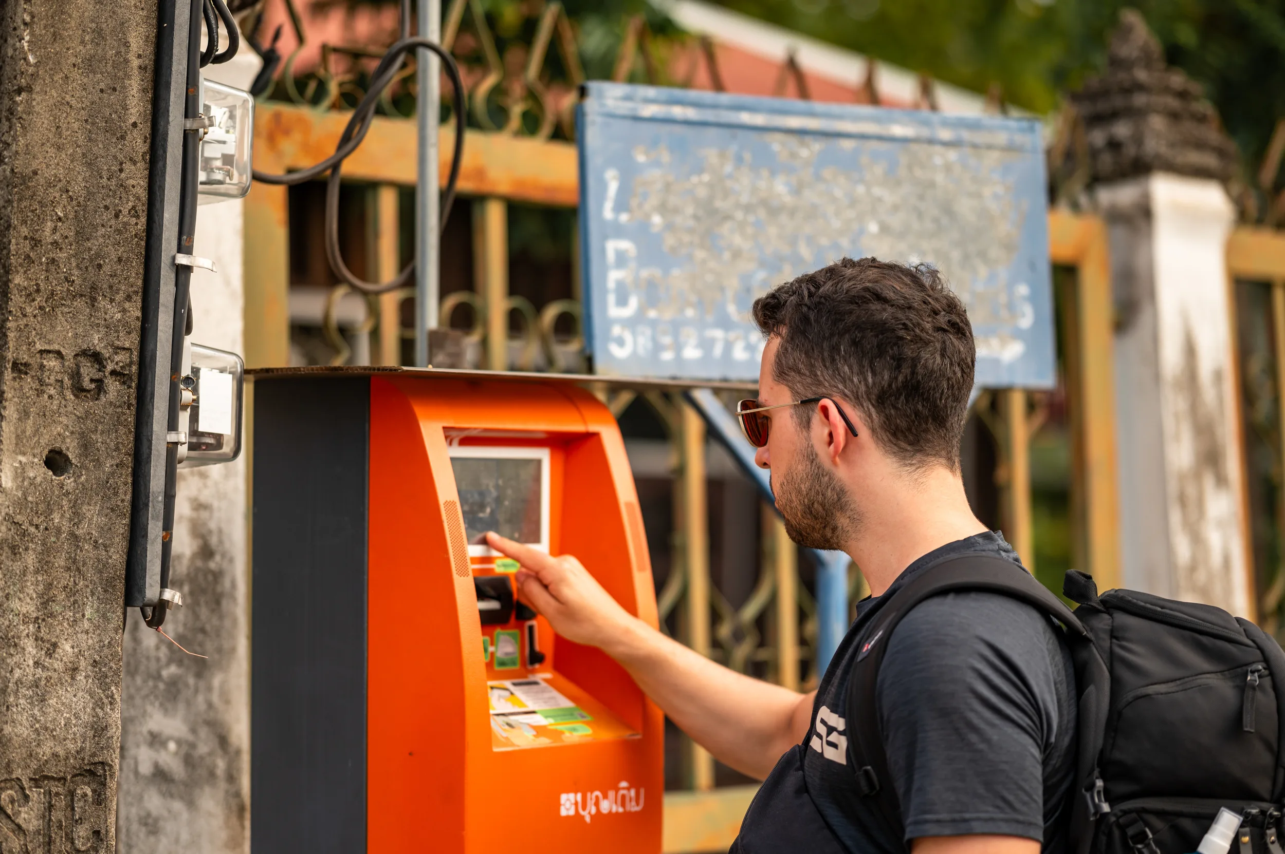 alex lädt seine sim karte für thailand an einem automaten auf