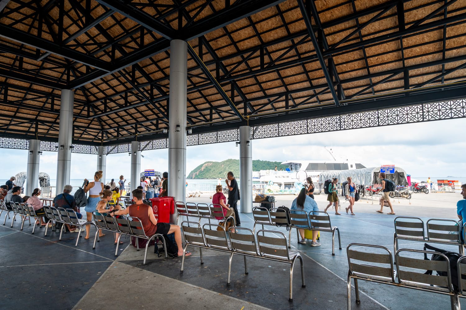 Überdachter Wartebereich am Thong Sala Pier auf Koh Phangan