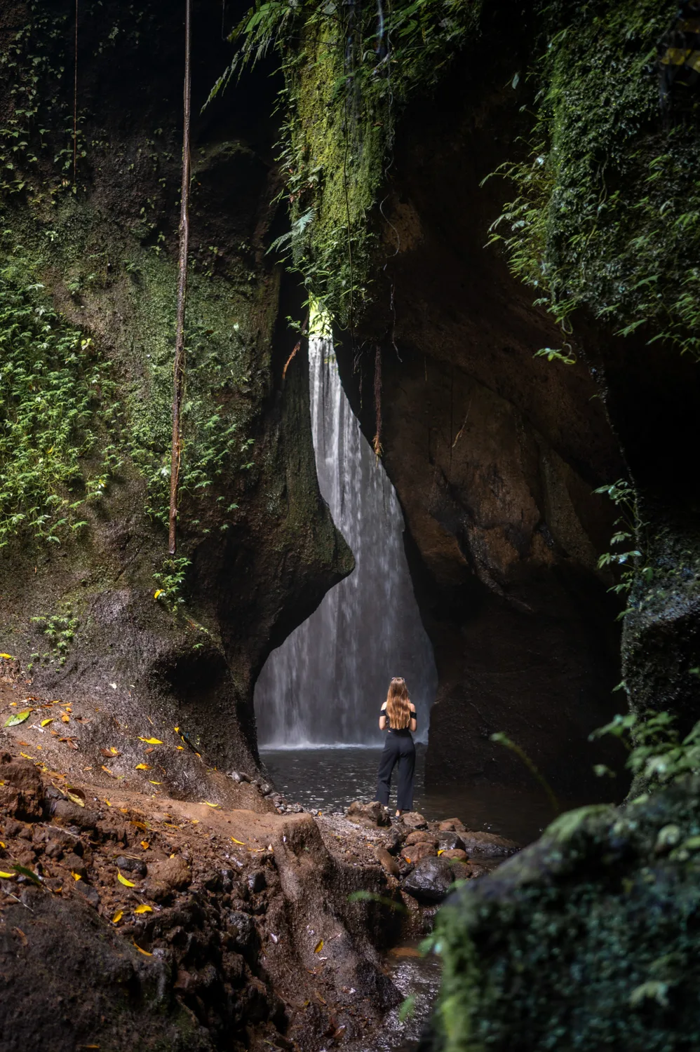 vanessa mosch am tukad cepung waterfall bei ubud
