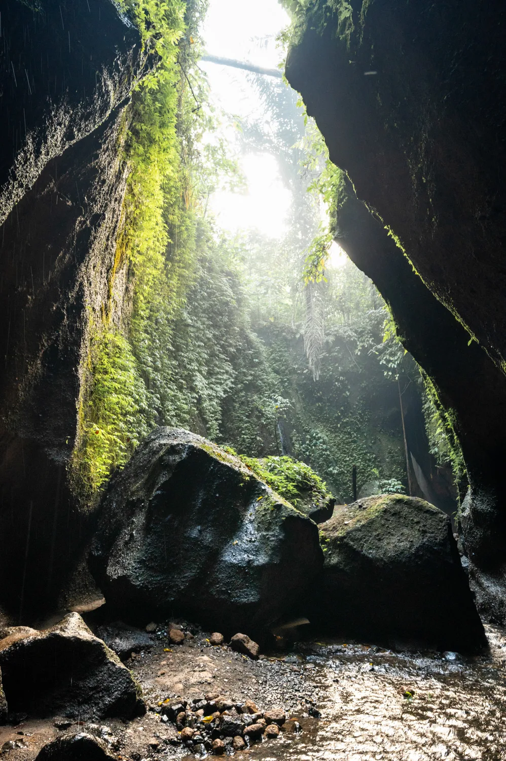 Schlucht beim tukad cepung waterfall bei ubud auf bali