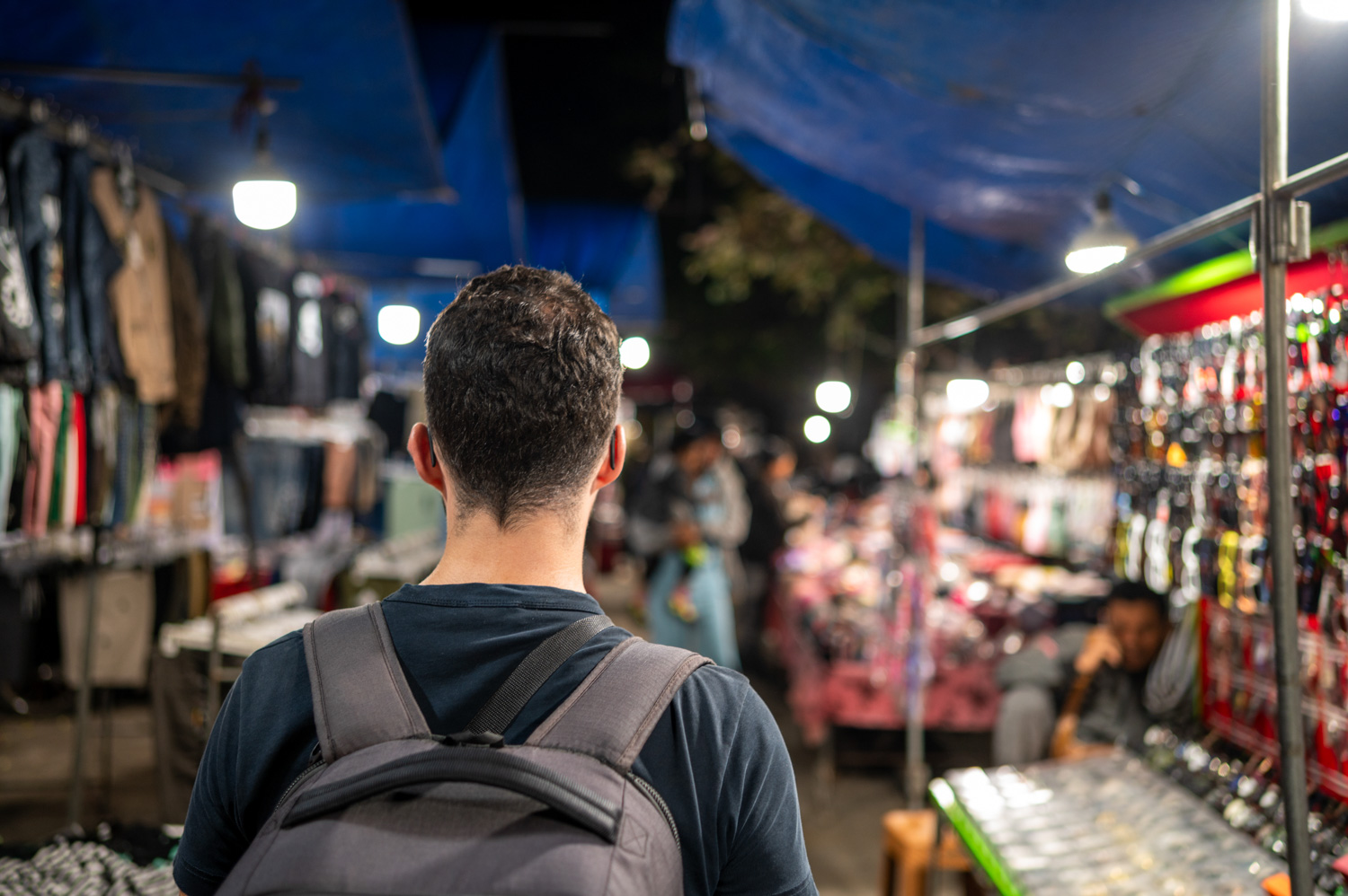 ubud hotels (3) Alex auf einem lokalen Nachtmarkt weit westlich von Ubud
