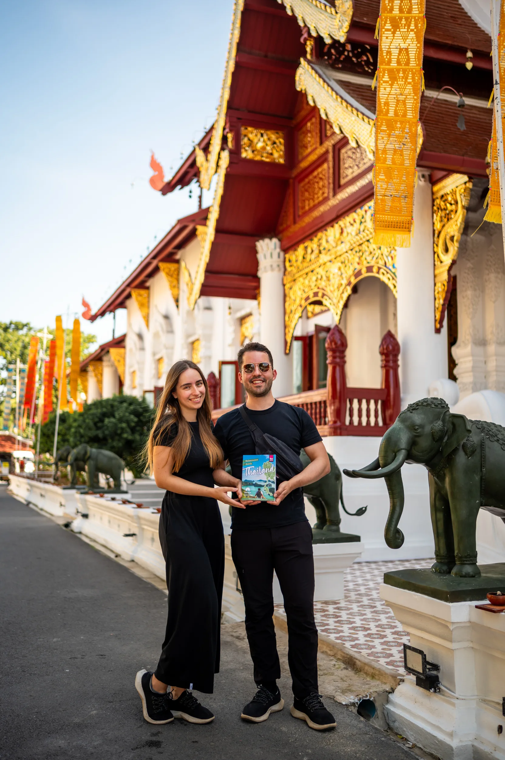 Vanessa Mosch und Nils Alexander Kemna mit ihrem Thailand-Reiseführer in Chiang Mai