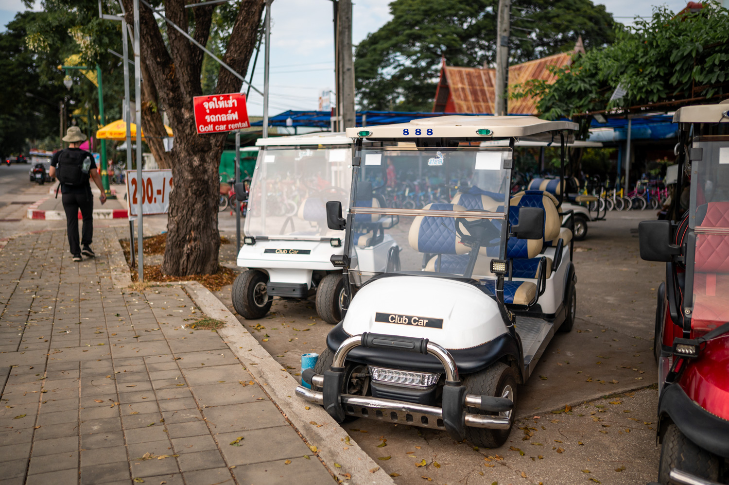 umherkommen in sukhothai (1) Golfwagen im Geschichtspark Sukhothai