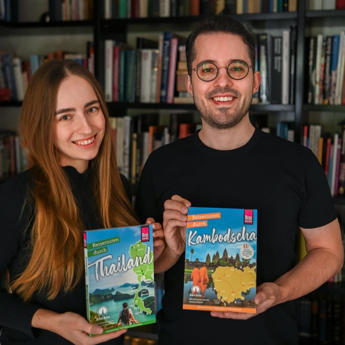 Vanessa Mosch und Nils Alexander Kemna mit ihren Reiseführern für Thailand und Kambodscha von AlexAsia