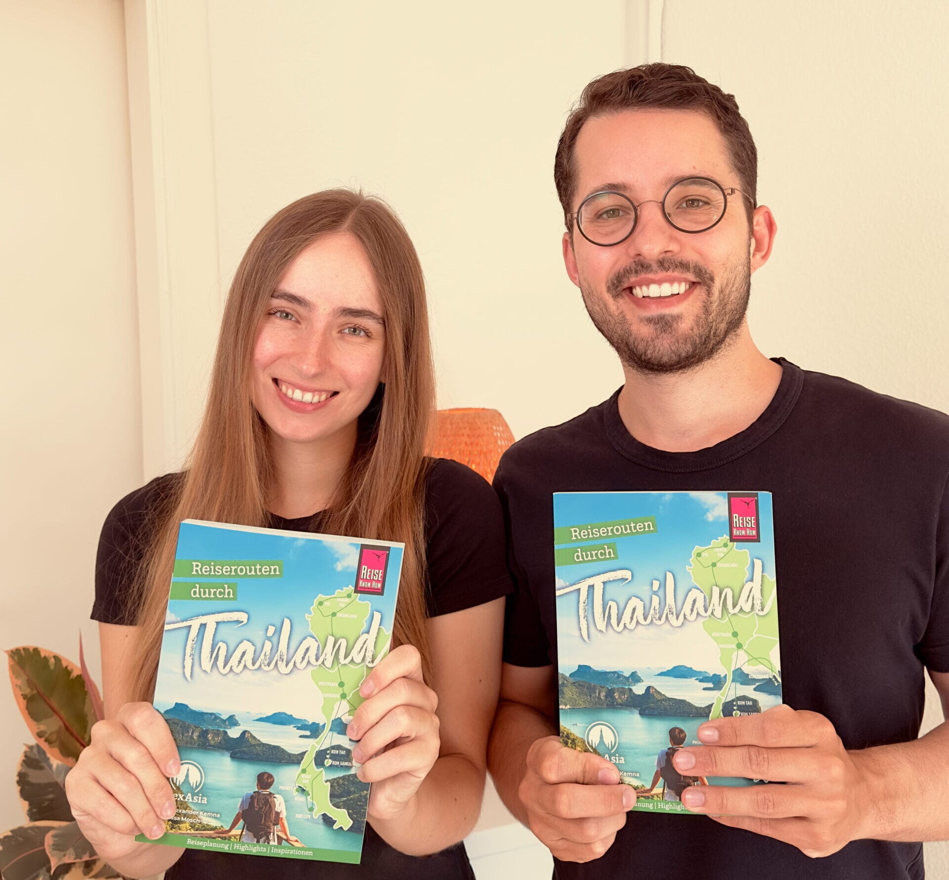 vanessa-und-alex-mit-ihrem-thailand-reisefuehrer-im-Reise-Know-How-Verlag Vanessa und Alex mit ihrem Thailand-Reiseführer, alle Tipps vor Ort recherchiert