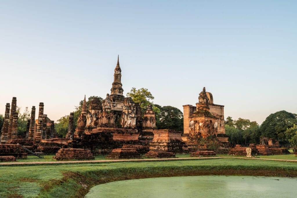 Sonnenuntergang im Wat Mahathat in Sukhothai