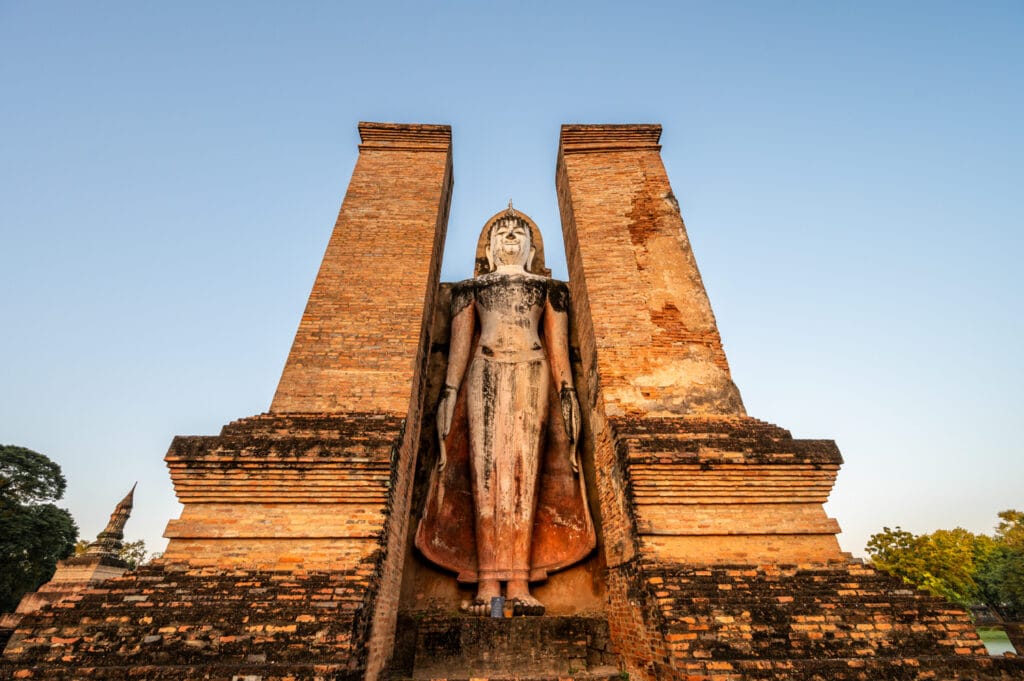 Stehender Budda im Wat Mahathat Sukhothai