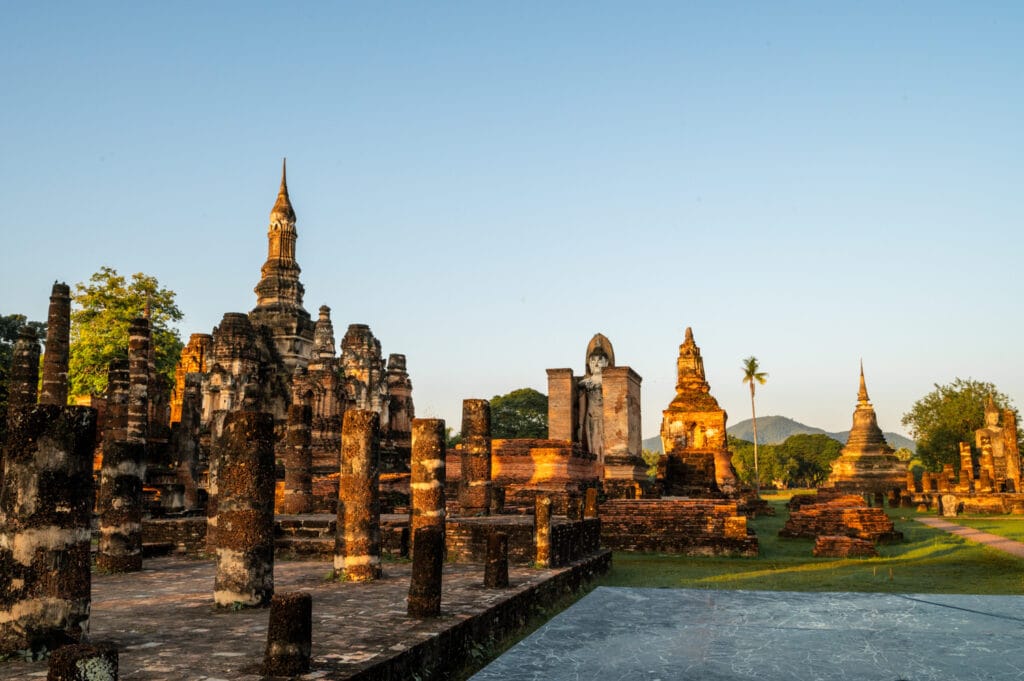 Sonnenaufgang am Wat Mahathat in Sukhothai