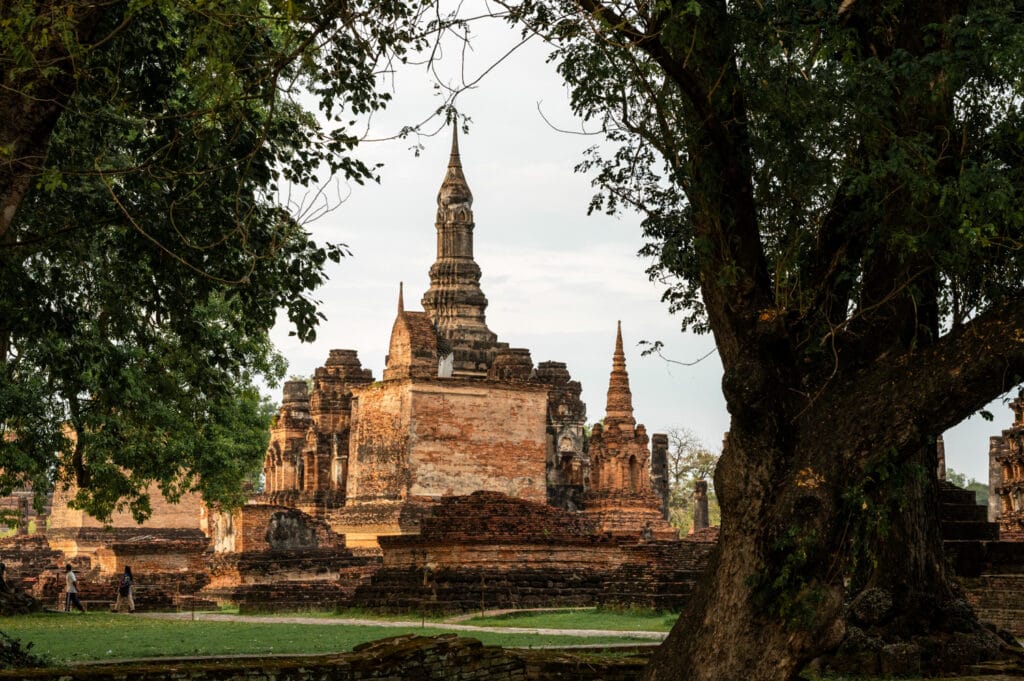 Chedi und Fundamente des Wat Mahathat in Sukhothai