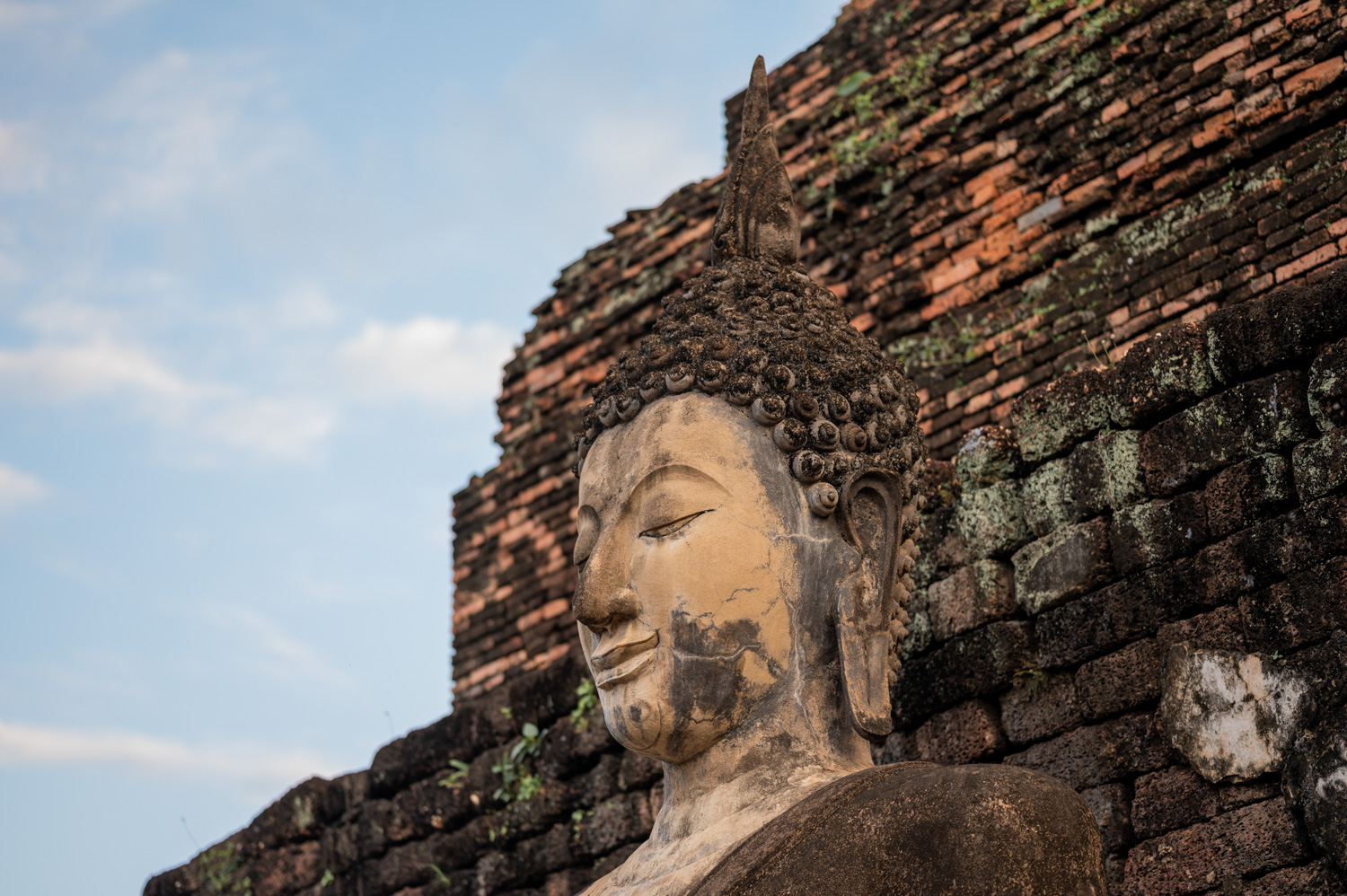 wat mahathat (9) Restaurierter Kopf einer Buddhastatue im Geschichtspark von Sukhothai