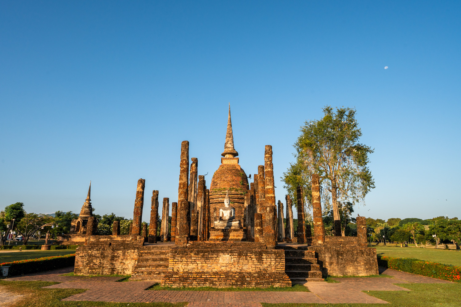 wat sa si (1) Sitzender Buddha im Wat Sa Si im Geschichtspark Sukhothai
