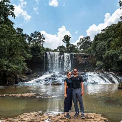 wir beide vor dem Bousra Waterfall in Mondulkiri