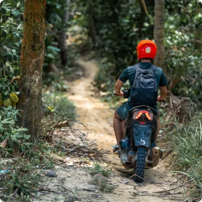 Alex mit dem Motorroller auf Koh Rong