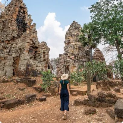 Vanessa im Wat Banan in Battambang